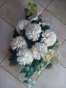 Wiązanka sztuczna na podkładzie zielonym