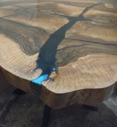 Stolik z orzecha włoskiego olejowany z żywicą 