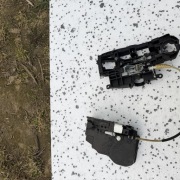 Zamek drzwi z odciągiem lewy bmw f10 