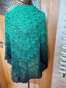 Azurowa chusta ombre wykonana na szydelku 