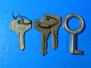 klucze meblowe i samochodowe z czasów PRL i nowsze.