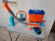 Zestaw Hot Wheels (Tor z pudełkiem, pętla, wyrzutnia, przyspieszacz)