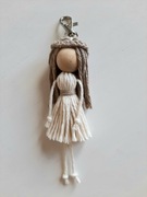 Brelok breloczek zawieszka lalka biala makrama