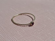 Delikatny złoty pierścionek z różową cyrkonią