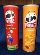Puszki Pringles puste.