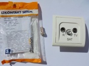 Gniazdo antenowe R-TV-SAT przelotowe Kontakt Simon Classic SAT10/P2 białe