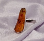 Srebrny pierścionek z bursztynem