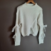 Sweter śmietankowy na długi rękaw z kokardkami 