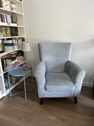 Fotel błękitny aksamit plus podnóżek 