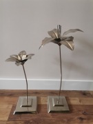 Dekoracyjne metalowe kwiaty na podstaw