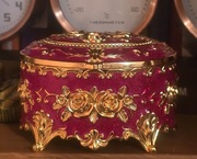 Kolekcjonerska Carska szkatuła w stylu Faberge z czerwoną emalią Paryż.