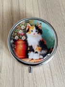 Ozdobne metalowe pudełko, kieszonkowa szkatułka - kotek biało-rudo-czarny