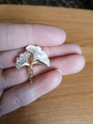 Broszka Liść miłorzębu z perłą 