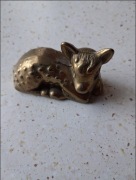 Śliczna figurka leżącej sarenki wykonana z mosiądzu z lat 60
