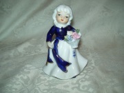 FIGURKA PORCELANOWA - PANNA Z KOSZEM KWIATÓW - EM - 13 cm