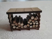 Drewniana miniaturka - drewno opałowe pod ławką - skala 1:12 - Dollhouse