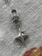 Srebrny keychain 2 gwiazdki Y2K stal nierdzewna minimalistyczny