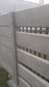 Ogrodzenie betonowe pełne lub palisadowe.