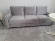 Nowa srebrzysto-szara sofa osobowa z funkcją spania.
