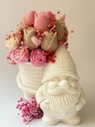 Flower box skrzat z bukietem kwiatów.