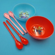 Zestaw naczyń dla dzieci: Po 4 miski Bluey i Super Mario + 4 łyżeczki