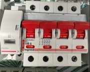 Rozłącznik Izolacyjny Czterobiegunowy 100A + Wyzwalacz wzrostowy 110-415 V