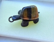 Ozdoby brelok breloczek zawieszka figurka żółw kamień sokole oko 