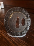 Tsuba, oryg. japońska z okresu Edo. Bardzo rzadki wzór. Inkrustowaną złotem