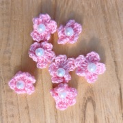 Małe kwiatki kwiatuszki zrobione na szydełku średnica około 1 cm