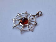 Srebrna zawieszka z bursztynem pr 925