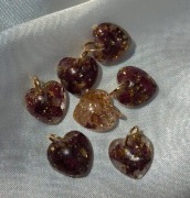 Zawieszka z żywicy i pokruszoną różą w kształcie serca 