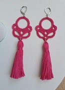 Różowe kolczyki z chwostami wykonane na szydełku 