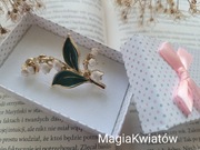 Broszka  kwiaty konwalii  w bieli  i zieleni