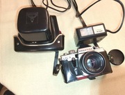 Aparat Praktica LTL 3 z lampą błyskową i futerałem.