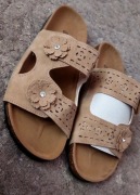 Beżowe klapki z kwiatkami na korku r. 40