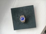 Piękny srebrny pierścionek z kamieniem syntetycznym który zmienia kolor  