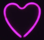 lampa LED SERCE , drewniana, miejsce na zdj / NEON