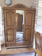 Trzydrzwiowa szafa ubraniowa 