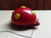 Zabawka PRL - Biedronka na kółkach