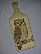 Deska dekoracyjna „Sowa” – ręcznie wypalana w drewnie