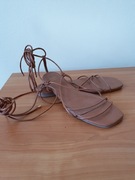 Sandały wysoko wiązane