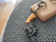 BRELOCZEK PISTOLET REWOLWER NOWY LATA 70 PRL