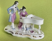Figurka porcelanowa: Pianistka. Porcelana Bone China, ARTFIL Rumunia