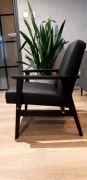 Czarny skórzany  fotel vintage PRL po renowacji