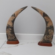 Rzeźbione rogi bawole