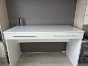 Biurko - białe - wysuwany moduł zasilający