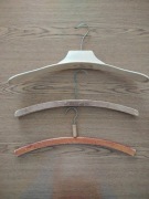 Drewniane nietypowe wieszaki do szafy PRL