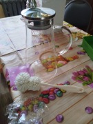 Piękny nowy szklany dzbanek z metalową zatyczką oraz szczotką do mycia 