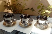 filiżanki i spodeczki ze szkła posrebrzonego