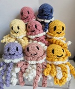 Meduzki na bodźce - pluszak breloczek sensoryczny szydełko